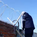 Монтаж колючей проволоки